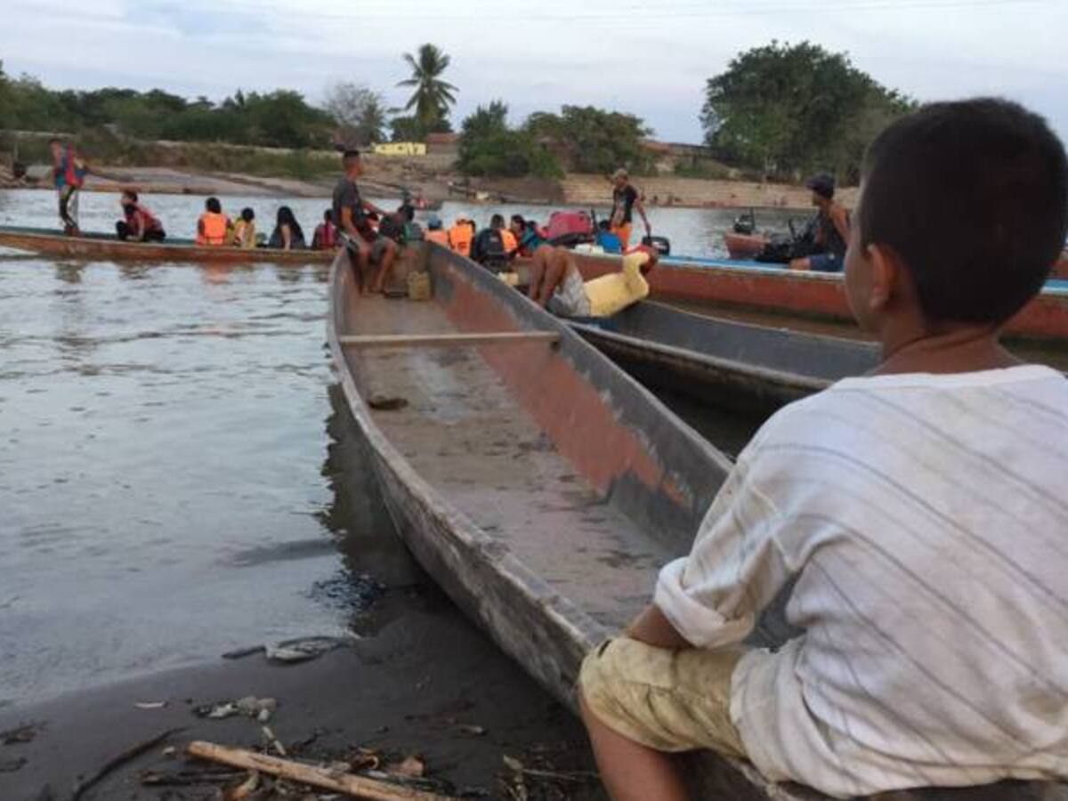 Hasta en canoas los venezolanos cruzan la frontera en Arauca