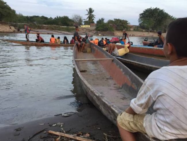 Hasta en canoas los venezolanos cruzan la frontera en Arauca