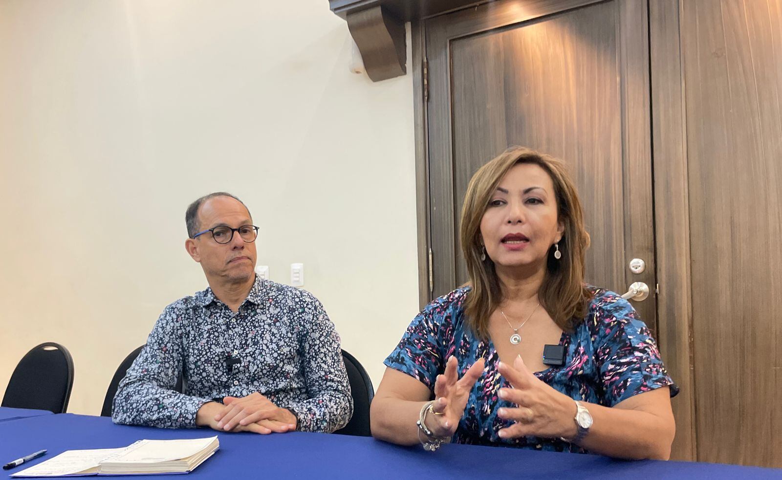 A mano izquierda esid Arteta, Delegado de Paz y excombatiente. A su derecha Genny Calvo Olmos Delegada del Paz, Coronel en Retiro Activa de la policía nacional.