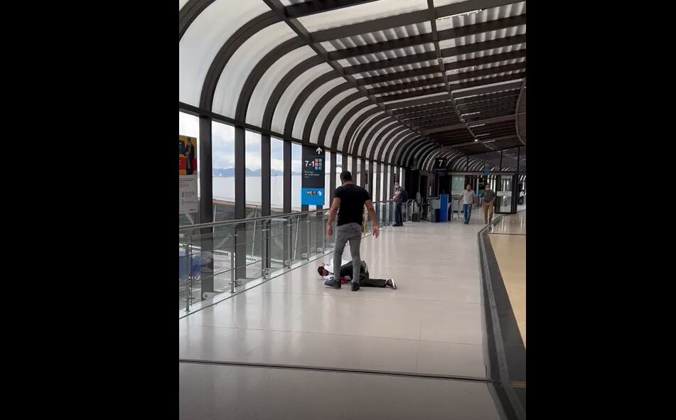 Agresión trabajador de Avianca- foto captura video cortesía