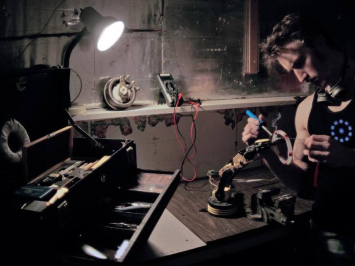 El hombre que hace realidad los poderes y las armas de los superhéroes