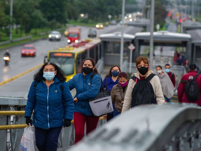 Los casos globales ascienden a 106,3 millones con 2,3 millones de muertes