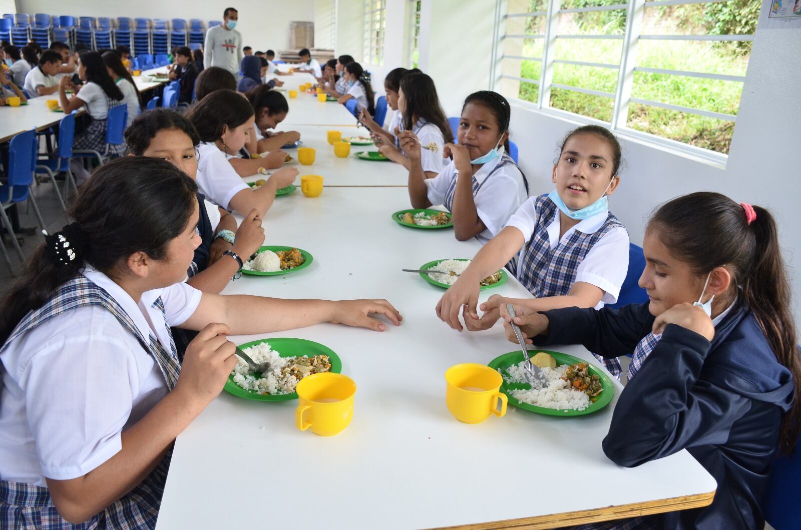 Socializó los 5 oferentes que lograron llegar al final del proceso y son los adjudicatarios luego de la licitación pública cuyo objeto era la prestación del servicio de alimentación PAE a las Instituciones Educativas del Departamento.