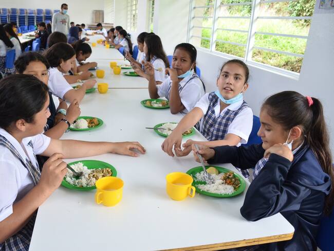 Socializó los 5 oferentes que lograron llegar al final del proceso y son los adjudicatarios luego de la licitación pública cuyo objeto era la prestación del servicio de alimentación PAE a las Instituciones Educativas del Departamento.
