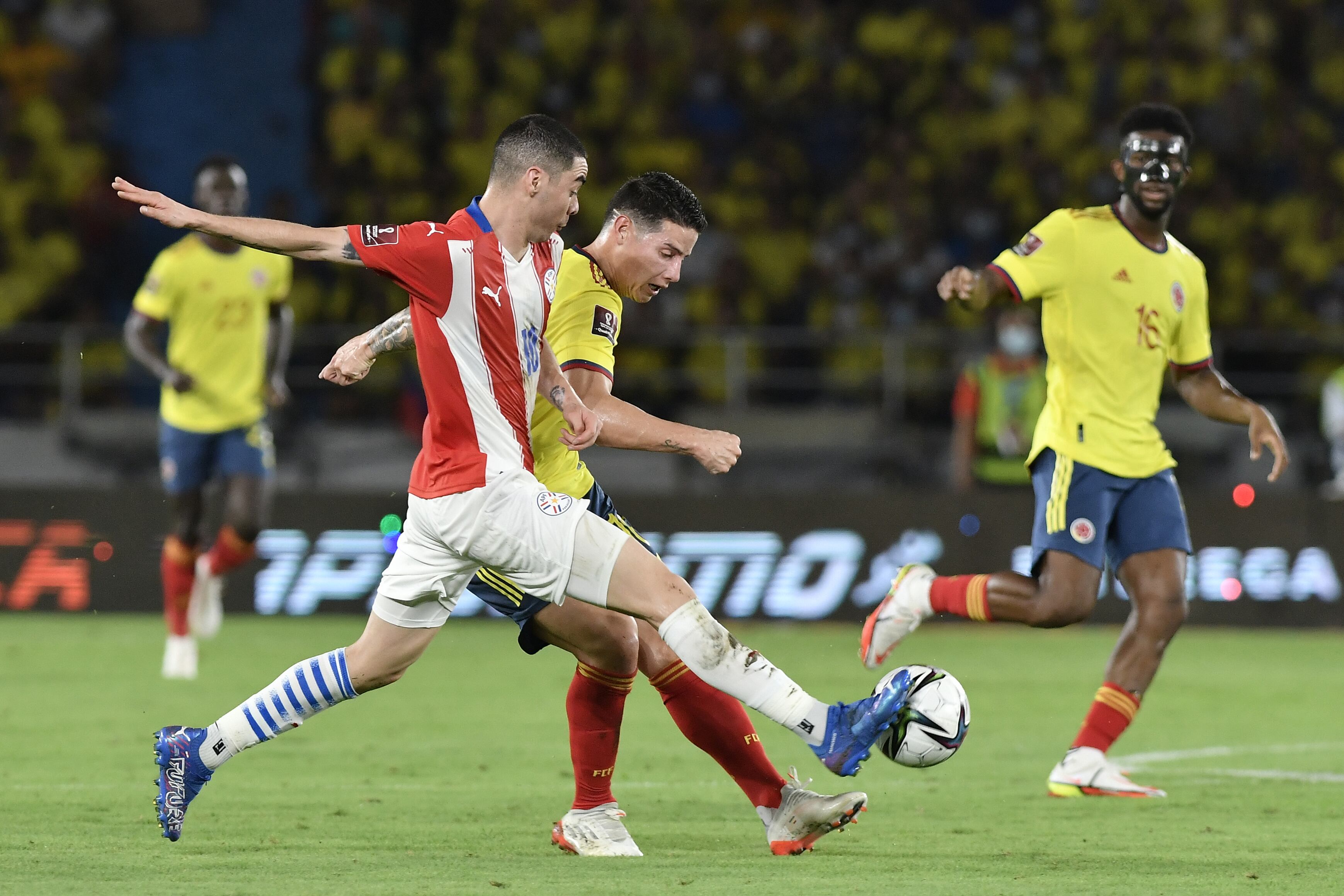 BARRANQUILLA, COLOMBIA - NOVEMBER 16: Miguel Almiron of Paraguay and James Rodriguez of Colombia fight for the ball during a match between Colombia and Paraguay as part of FIFA World Cup Qatar 2022 Qualifiers at Estadio Metropolitano on November 16, 2021 in Barranquilla, Colombia. (Photo by Gabriel Aponte/Getty Images)