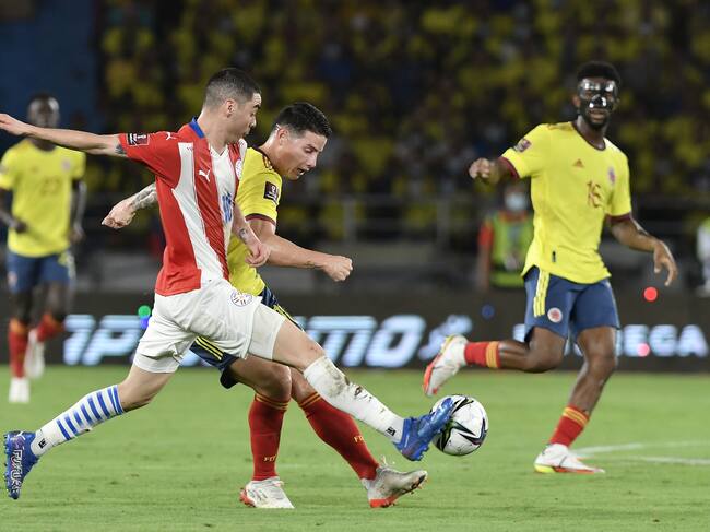 BARRANQUILLA, COLOMBIA - NOVEMBER 16: Miguel Almiron of Paraguay and James Rodriguez of Colombia fight for the ball during a match between Colombia and Paraguay as part of FIFA World Cup Qatar 2022 Qualifiers at Estadio Metropolitano on November 16, 2021 in Barranquilla, Colombia. (Photo by Gabriel Aponte/Getty Images)