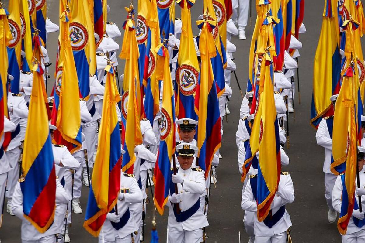 Miles de bogotanos salieron a las calles a observar el desfile del 20 de julio que realizan las Fuerzas Armadas Colombianas.