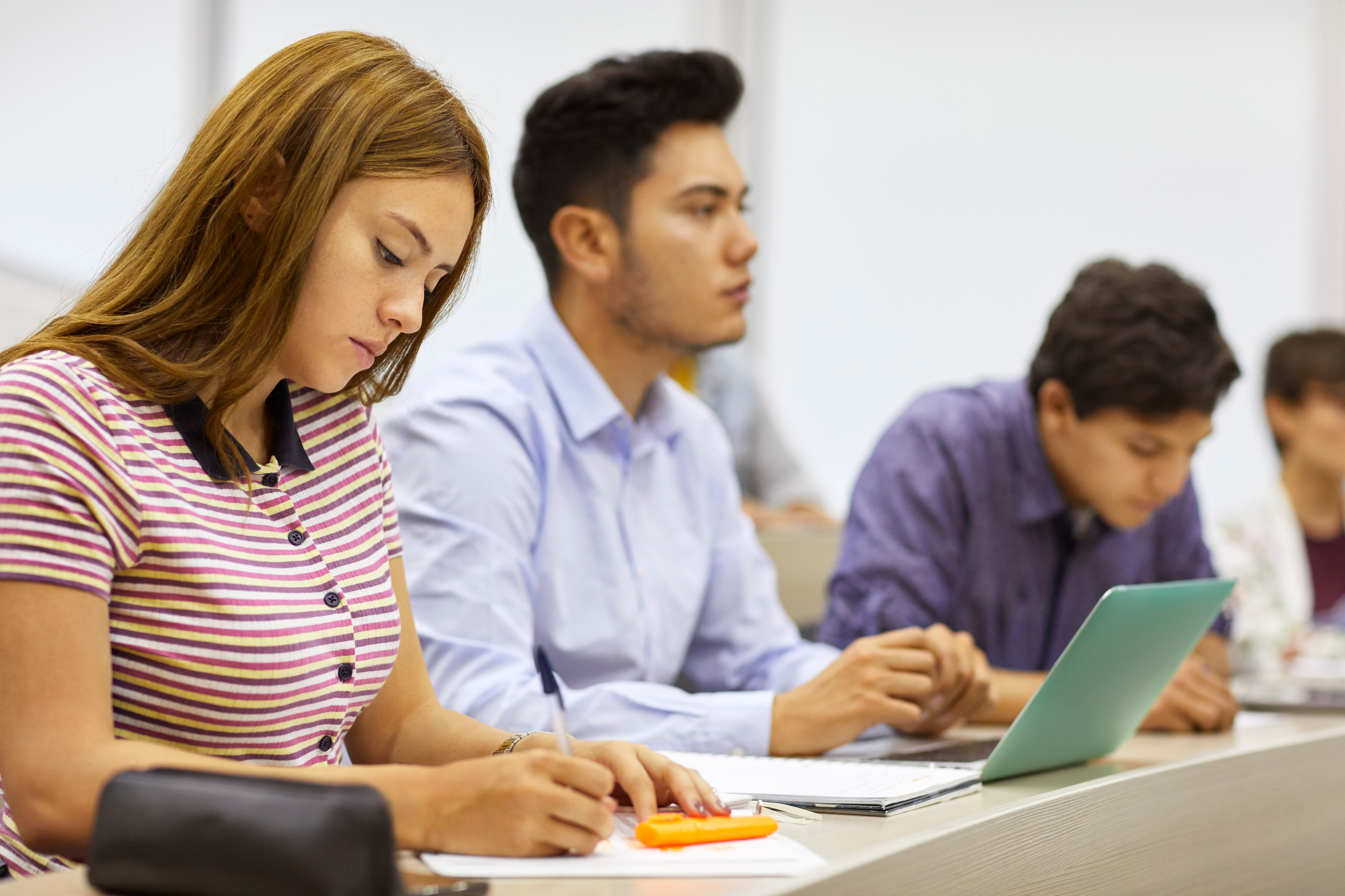 Jóvenes universitarios estudiando Administración de Empresas / Foto: GettyImages