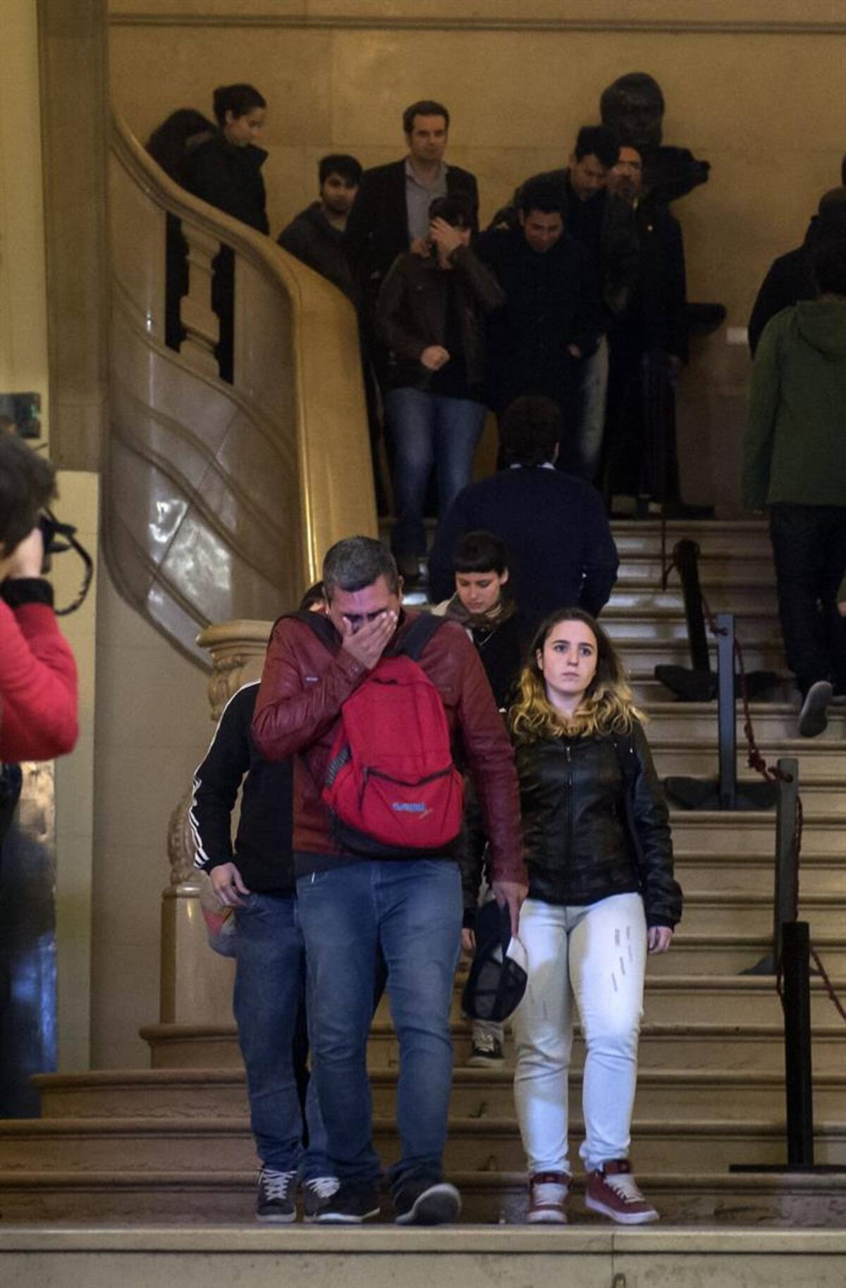 Los seguidores del exvocalista de Soda Stereo se unieron en una sola voz para rendir tributo al artista en sus exequias. Foto: Efe