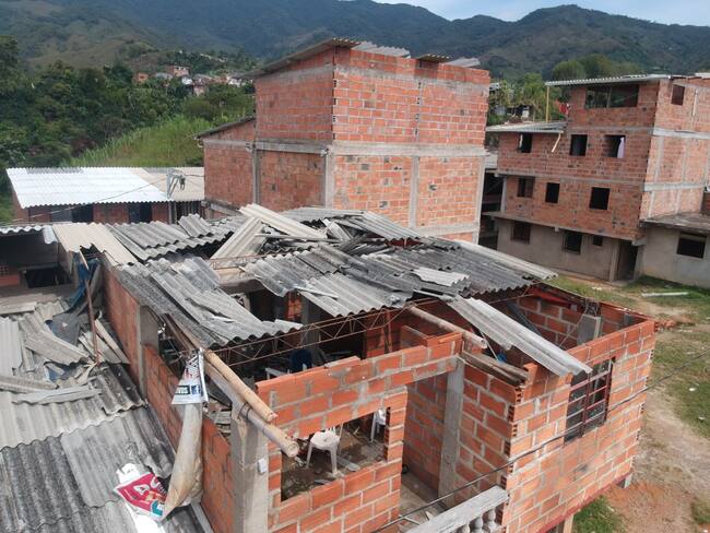 Casas destechadas en Argelia, Antioquia- foto Ilder Osorio