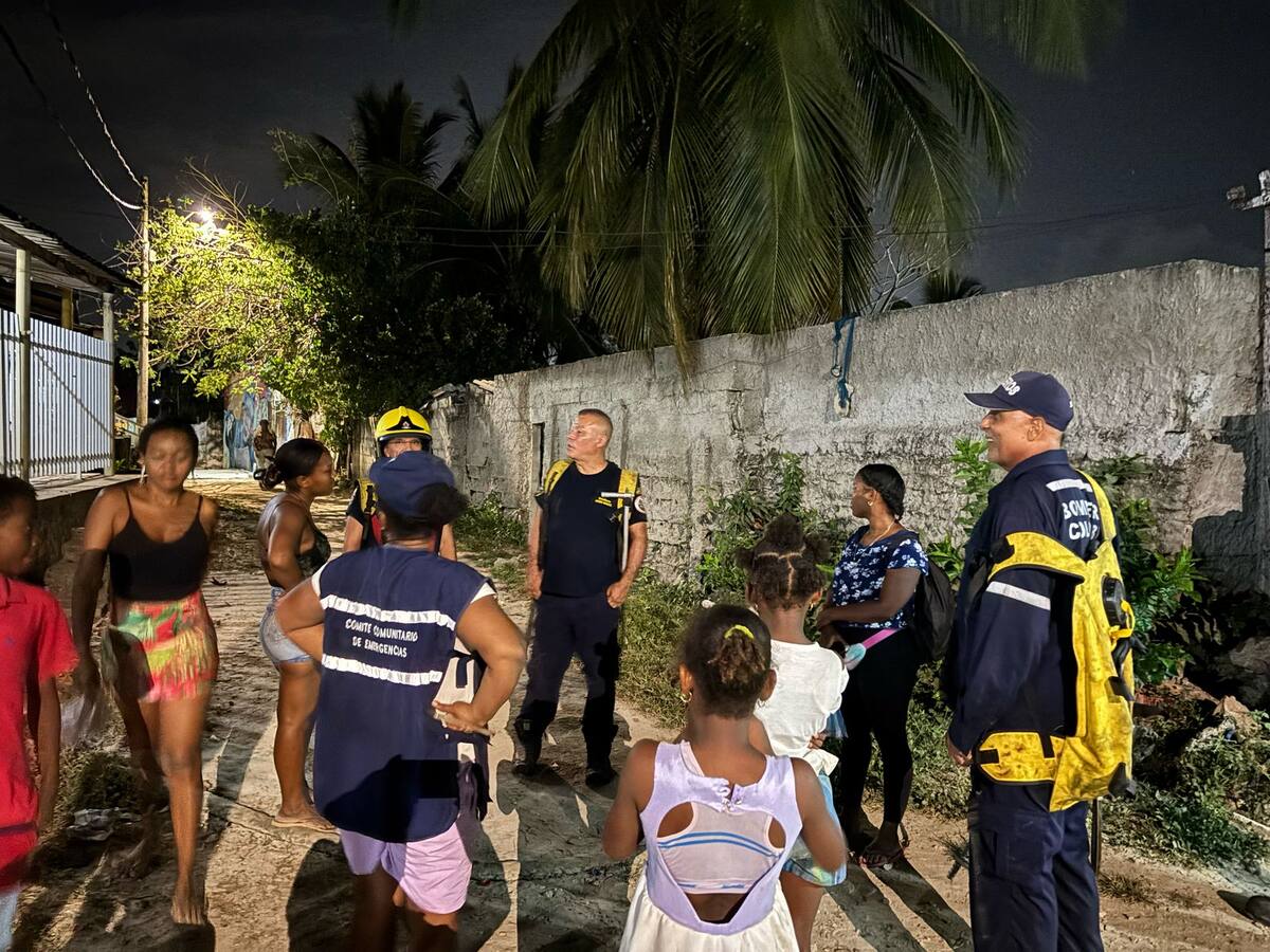 Cuerpo de Bomberos y Armada Nacional controlaron incendio de cobertura vegetal en Caño del Oro