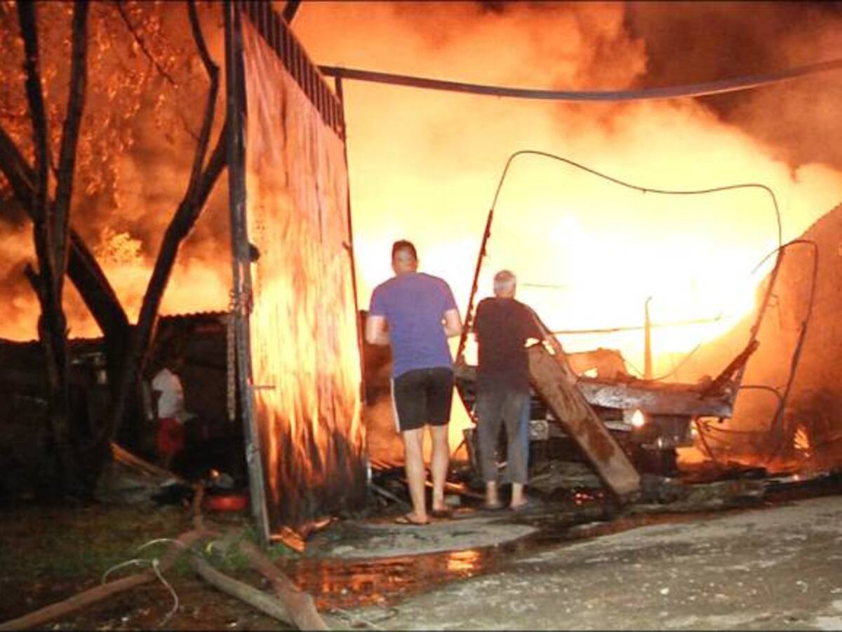 Incendio consume bodegas de plásticos al oriente de Cali