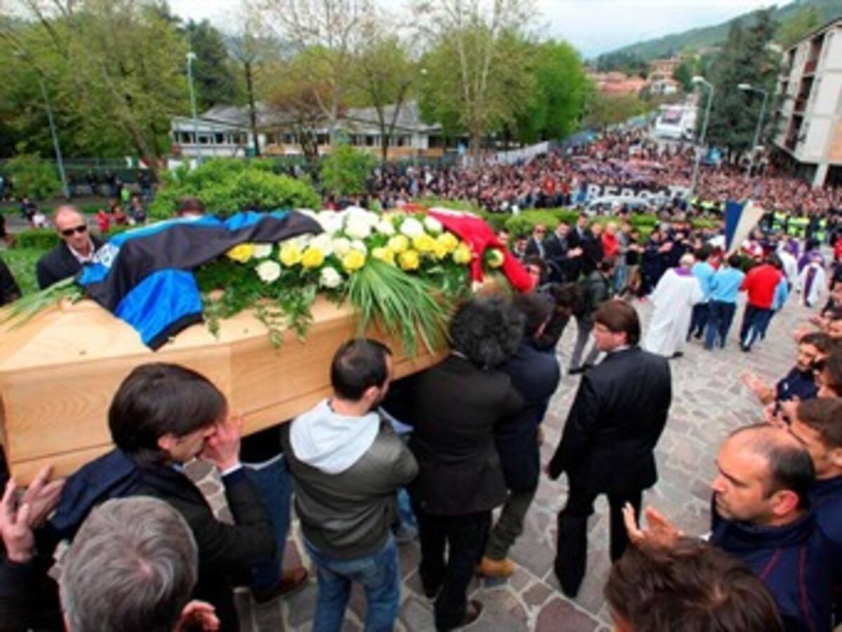 Multitudinario adiós al futbolista Morosini en su funeral