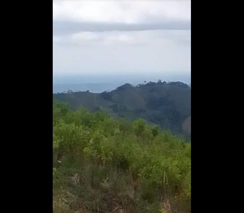 Al fondo de la montaña son los combates entre ilegales- foto cortesía para Caracol Radio