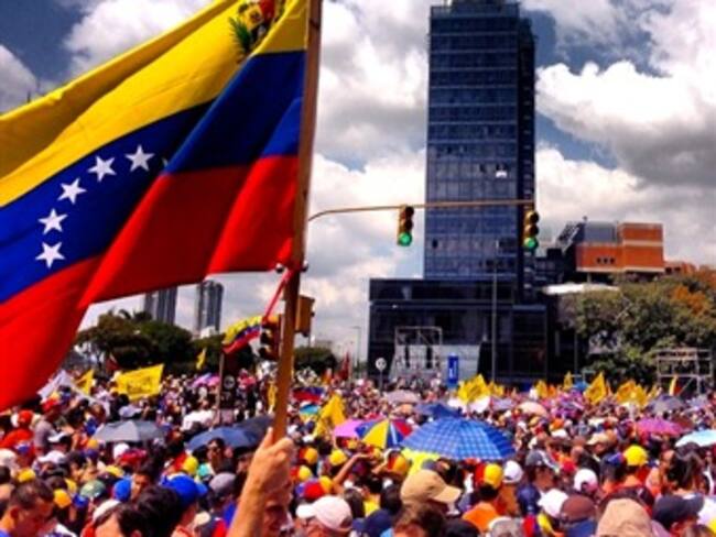La oposición y el chavismo salen a las calles