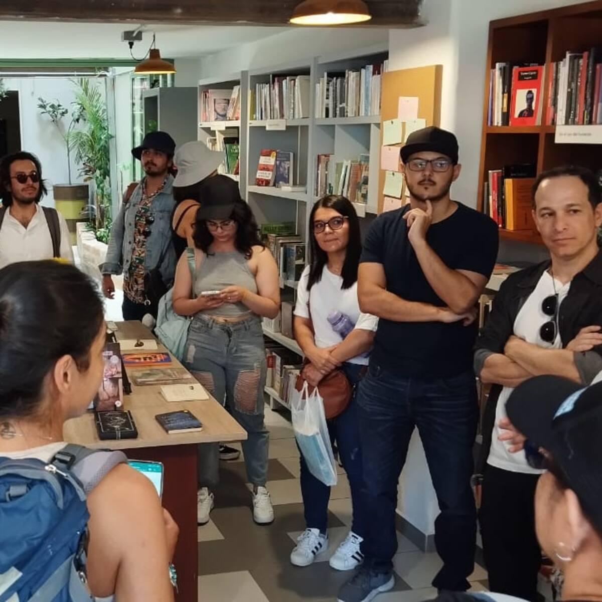 En Medellín hay un tour que recorre la ciudad desde diferentes librerías