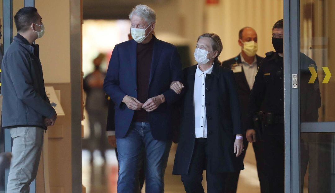 El expresidente de Estados Unidos, Bill Clinton, junto a su esposa Hillary