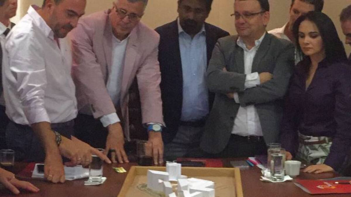 Carlos Ronderos, representante del World Trade Center en Colombia explica los diseños del proyecto para Pereira