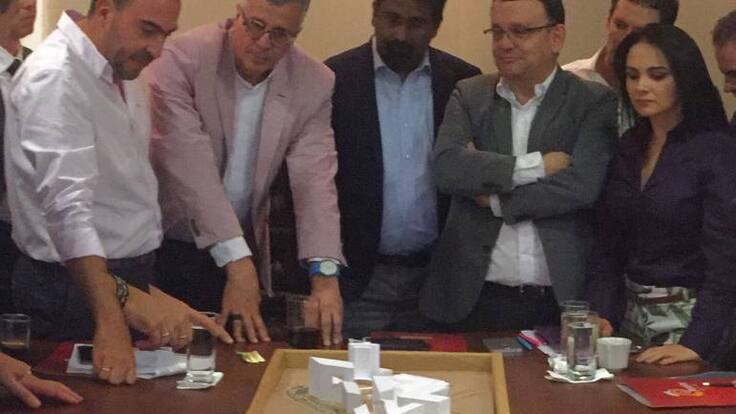 Carlos Ronderos, representante del World Trade Center en Colombia explica los diseños del proyecto para Pereira