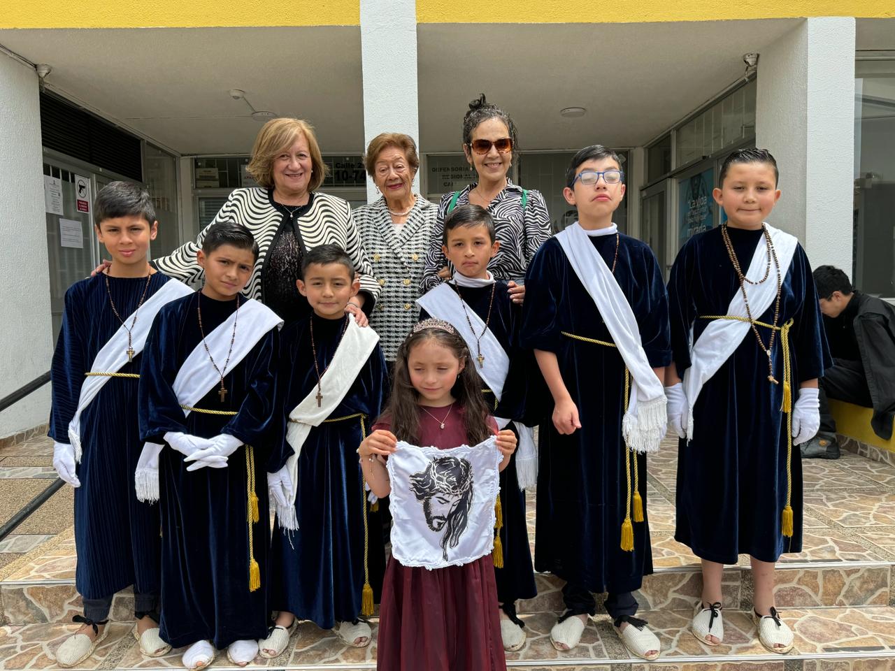 Niños, niñas y coordinadoras del Paso de La Verónica de la Procesión Infantil de Tunja 2024