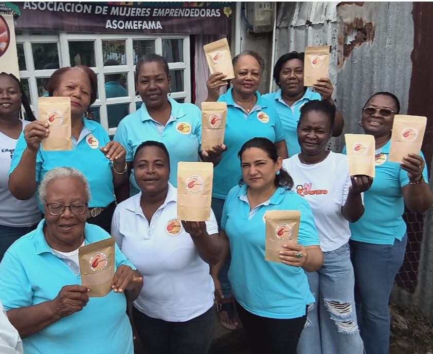Integrantes de Asomefama, Asociación de Mujeres Emprendedoras para un Futuro Amigable con el Medio Ambiente.