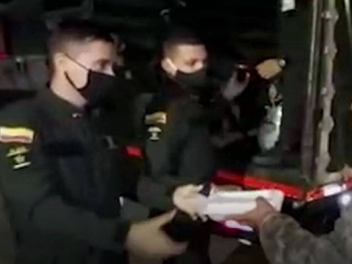 En Armenia el ESMAD dejó sus trajes de protección para entregar alimentos