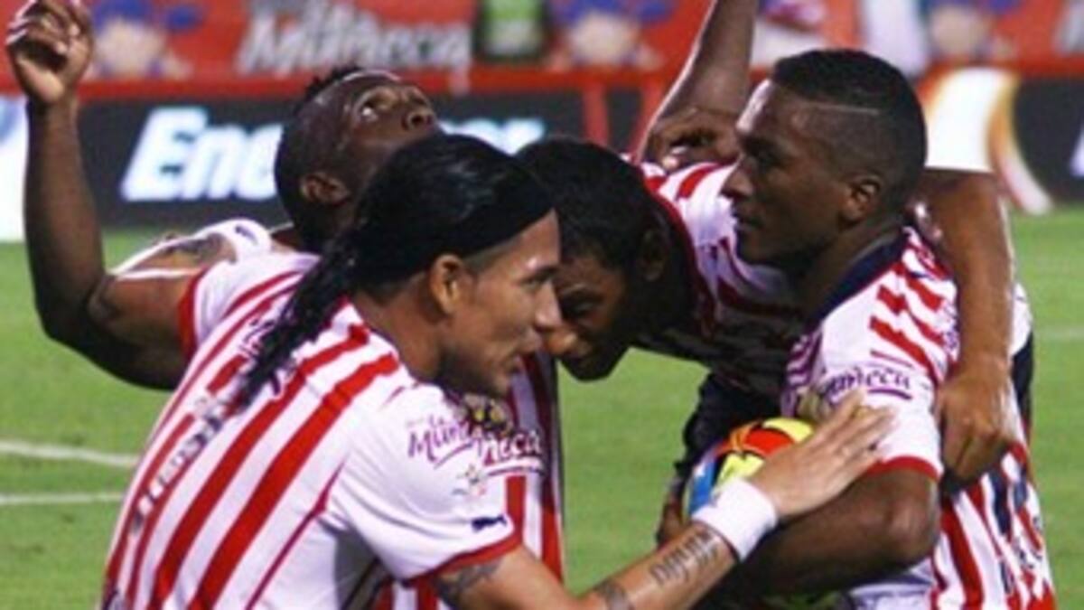 Junior venció al último y sigue recuperando terreno