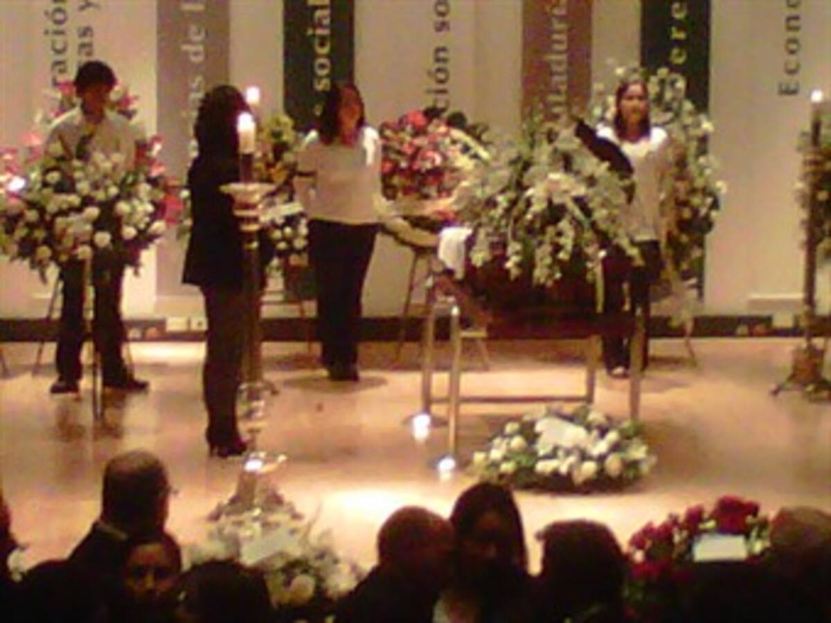 Egresados rinden homenaje al fallecido maestro Hinestrosa