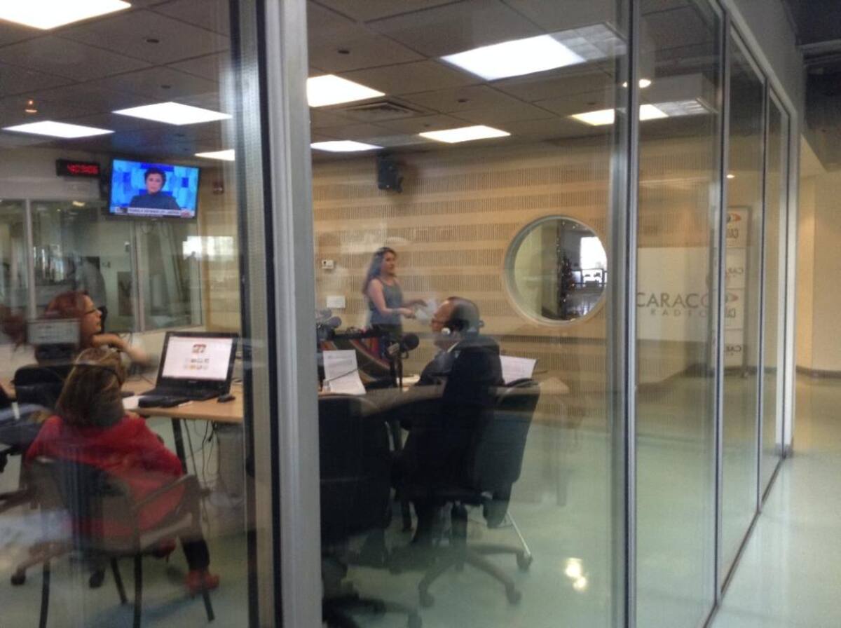 En un ambiente de nostalgia el equipo de Caracol se une para decir una vez más #GraciasPelaez.