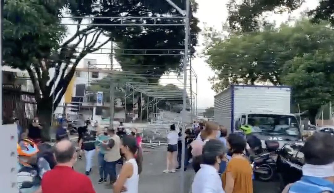 Instalación de graderías de la Feria de Cali sobre la autopista Sur Oriental
