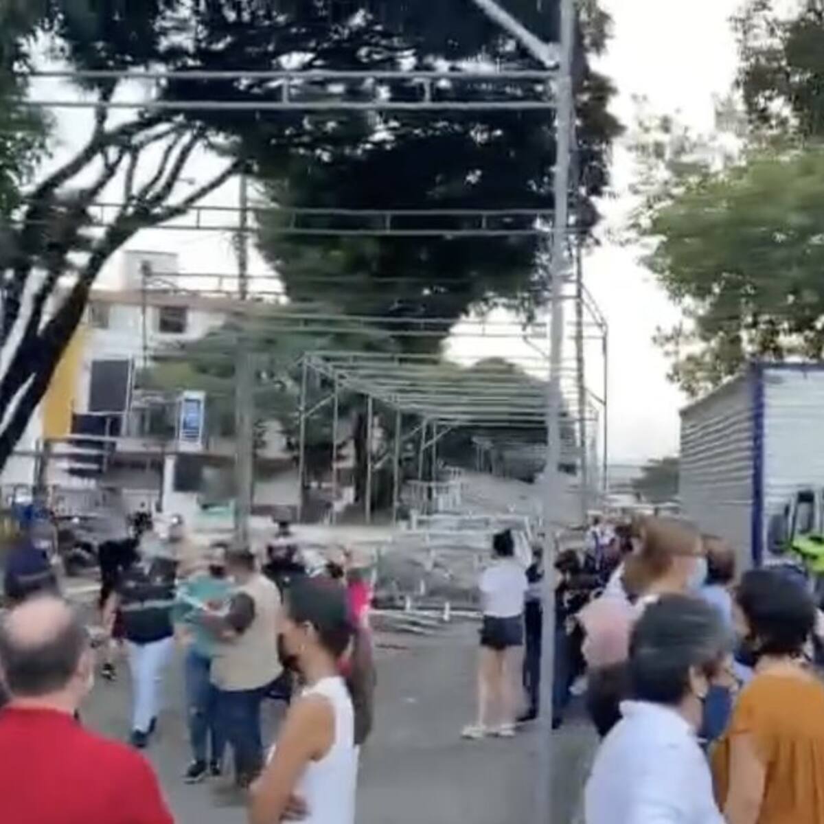 Algunos ciudadanos y comerciantes protestaron por las graderías de la Feria