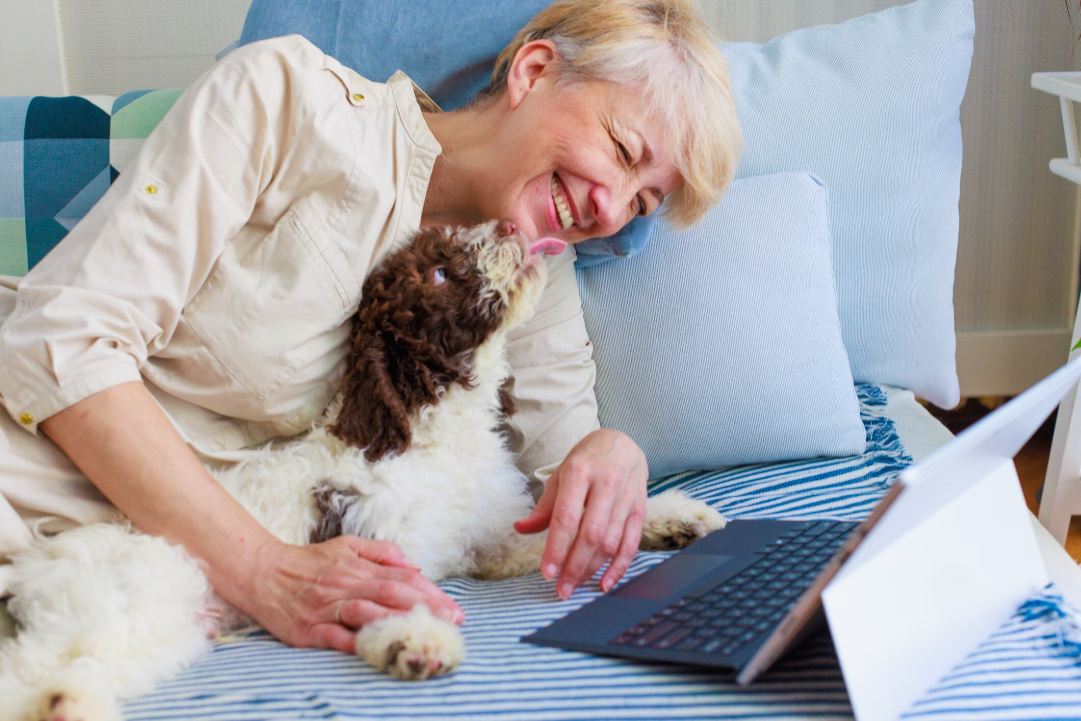 Mujer con su mascota en cama, imagen de referencia // Getty Images