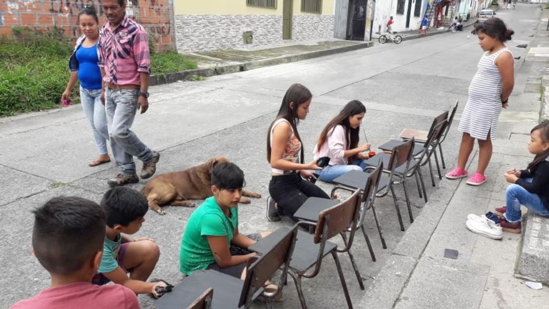 El proyecto educativo de Chispas de Esperanza aplica la metodología STEAM, un enfoque educativo interdisciplinario que integra Ciencia, Tecnología, ingeniería, Arte y Matemáticas. | Foto: Chispas de Esperanza