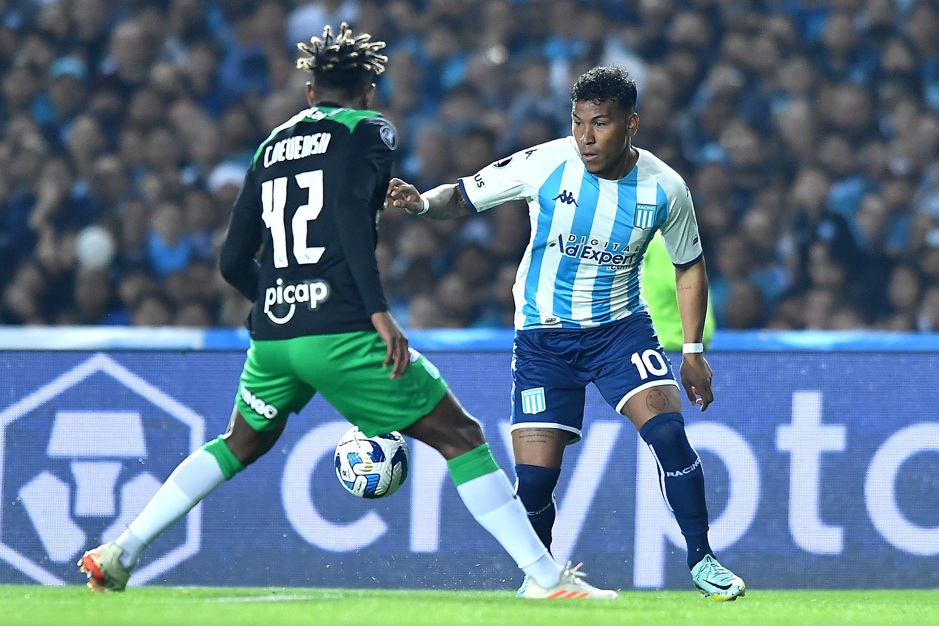 Roger Martínez con Racing en un duelo de Copa Libertadores ante Atlético Nacional. (Photo by Marcelo Endelli/Getty Images)
