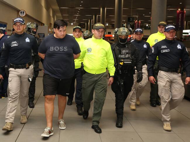 BOG400 BOGOTÁ (COLOMBIA), 16/10/2022.- Fotografía cedida por la Policía de Colombia que muestra a Nelson Enrique Bautista Reatiga, alias ?Poporro (2-i), durante su captura luego de ser deportado a Bogotá (Colombia). Las autoridades detuvieron el domingo en la ciudad mexicana de Cancún al colombiano Nelson Enrique Bautista Reatiga, alias ?Poporro y quien era el principal coordinador del tráfico de migrantes desde el país andino hacia Estados Unidos. EFE/ Policía de Colombia