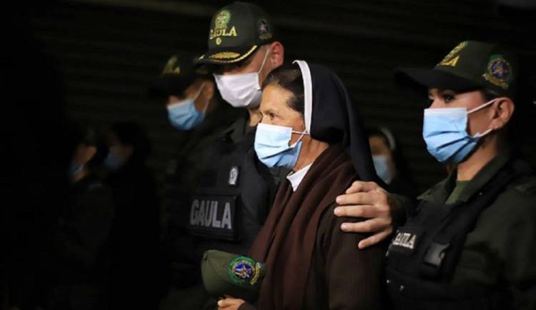 La religiosa Gloria Cecilia Narváez acompañada de un cuerpo de policías del Gaula / Colprensa