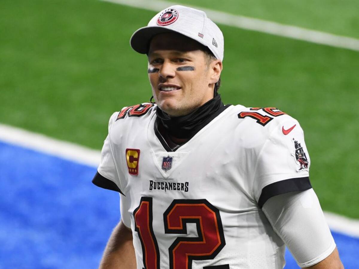 Tom Brady marca récord e impulsa a Buccaneers de vuelta a playoffs de NFL