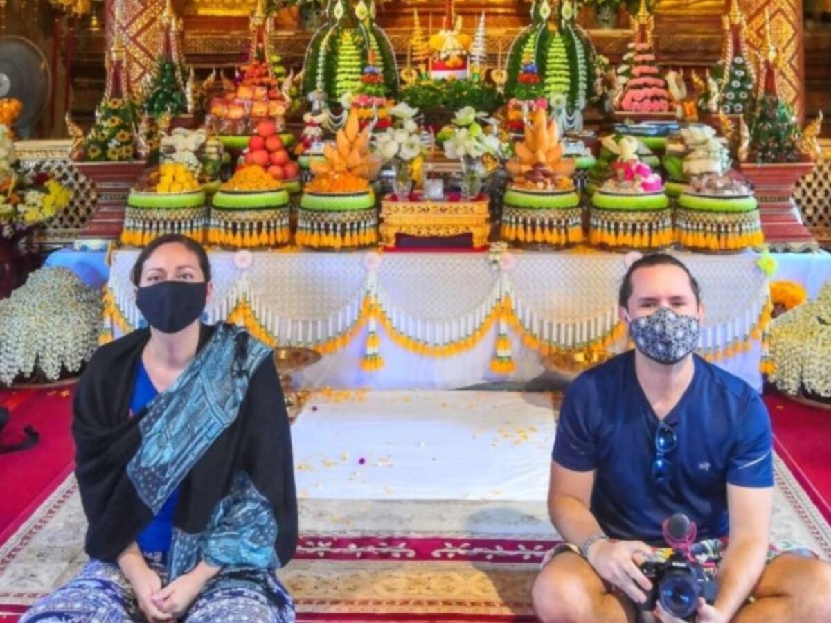 Pareja valluna varada en Tailandia por pandemia vive de cuidar a 400 perros
