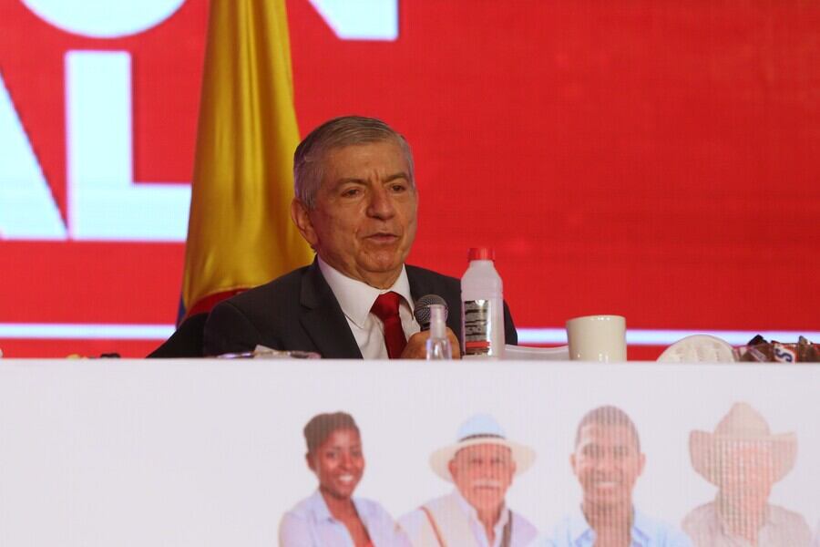 Lo que César Gaviria le pidió a Federico Gutiérrez: “fumigar con glifosato es más que inconveniente”. Foto: Colprensa.