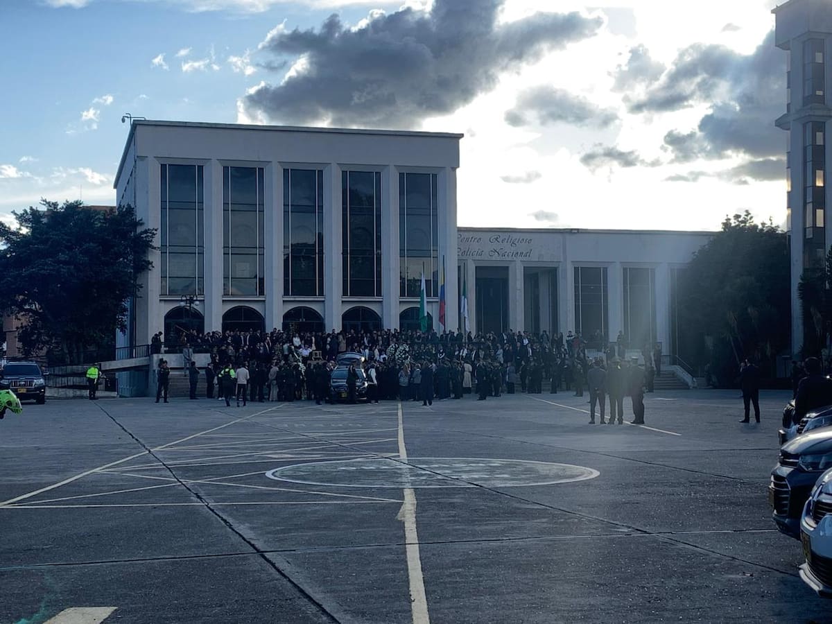 General Rincón defiende la memoria de su hijo durante honras fúnebres en Bogotá