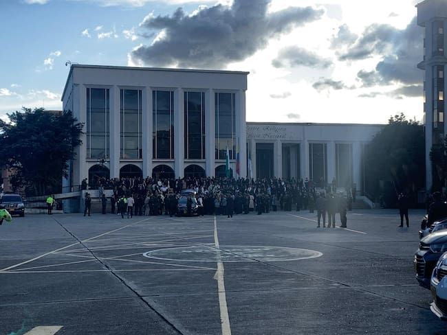 General Rincón defiende la memoria de su hijo durante honras fúnebres en Bogotá