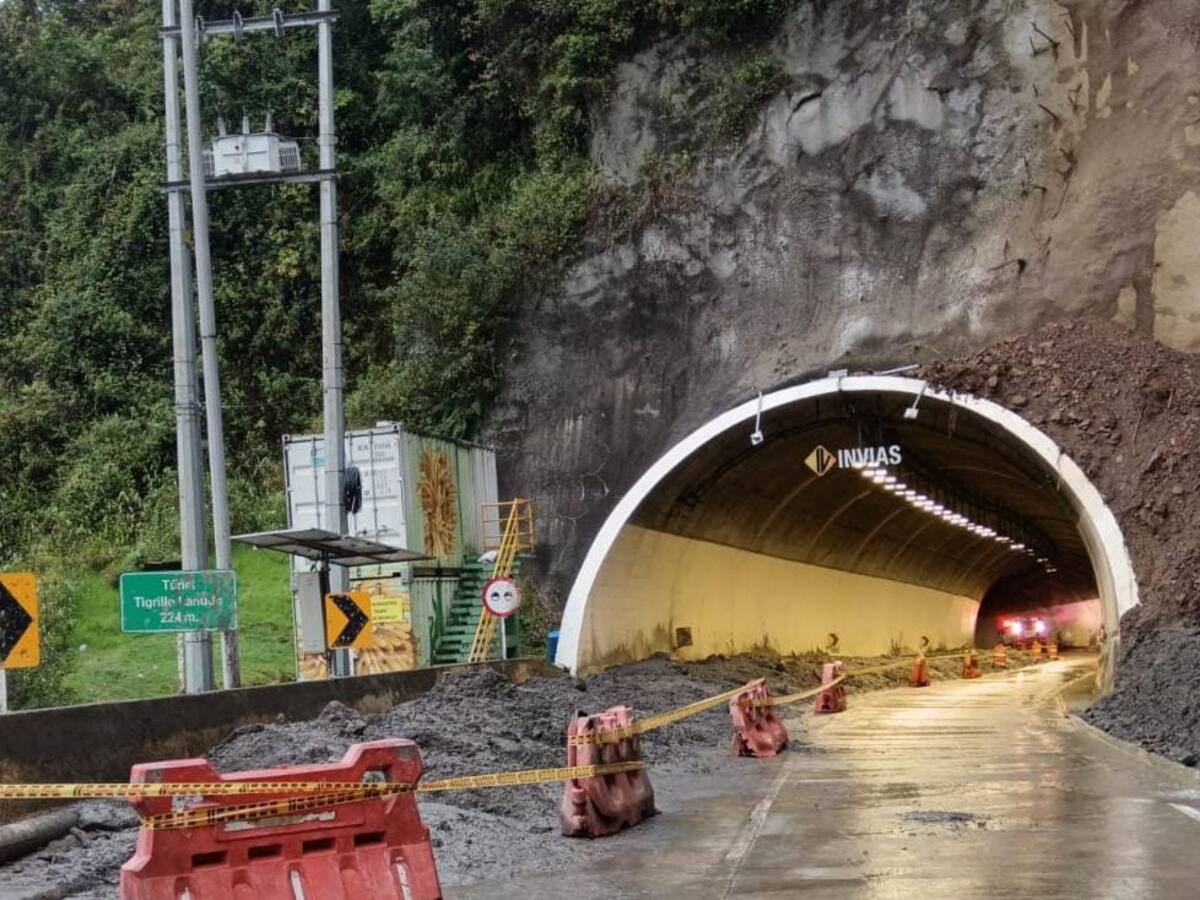 Paso a un carril en la vía La Línea con cierres preventivos por derrumbes