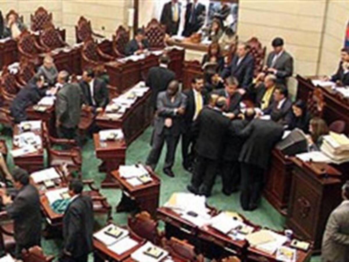 Por falta de votos se aplaza votación del referendo sobre reelección.