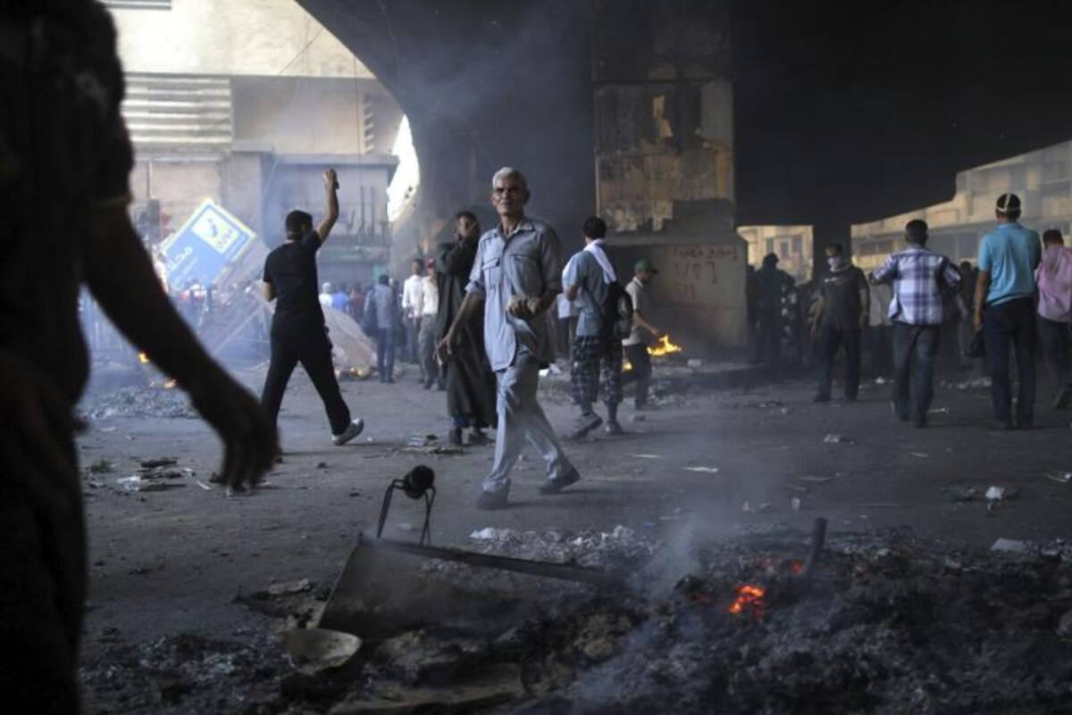Los simpatizantes de los Hermanos Musulmanes y del depuesto presidente egipcio Mohamed Mursi se manifiestan en Nasr, El Cairo (Egipto),  los islamistas bautizarón  como "Viernes de la Ira". donde más de 30 personas murieron