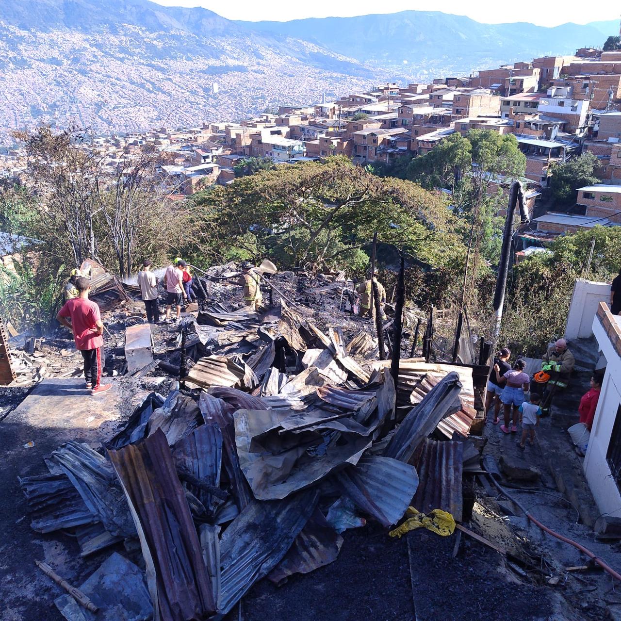 Afectaciones del incendio en el barrio Nueva Jerusalén de Bello. Foto: Bomberos Bello.