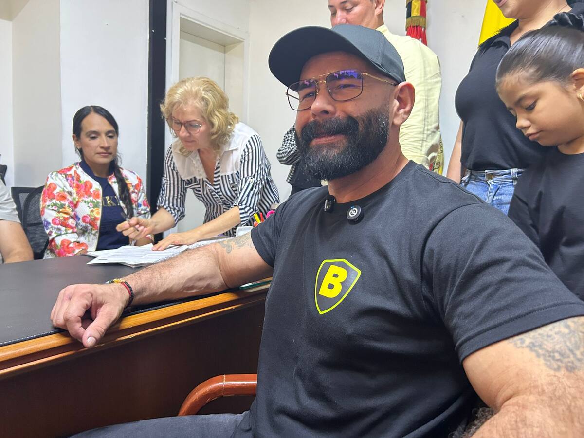 Carlos Bueno llegó en taxi a inscribirse como candidato a la alcaldía de Bucaramanga