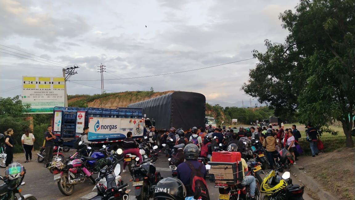 Trabajadores represados por bloqueos en la vía Cúcuta-El Zulia / Foto: Caracol Radio