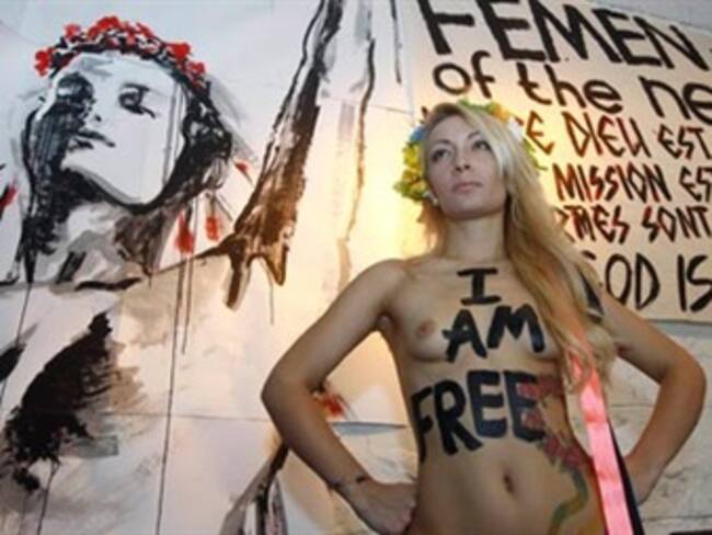 Feminista ucraniana se desnuda contra el burka en entrevista con Al Yazira