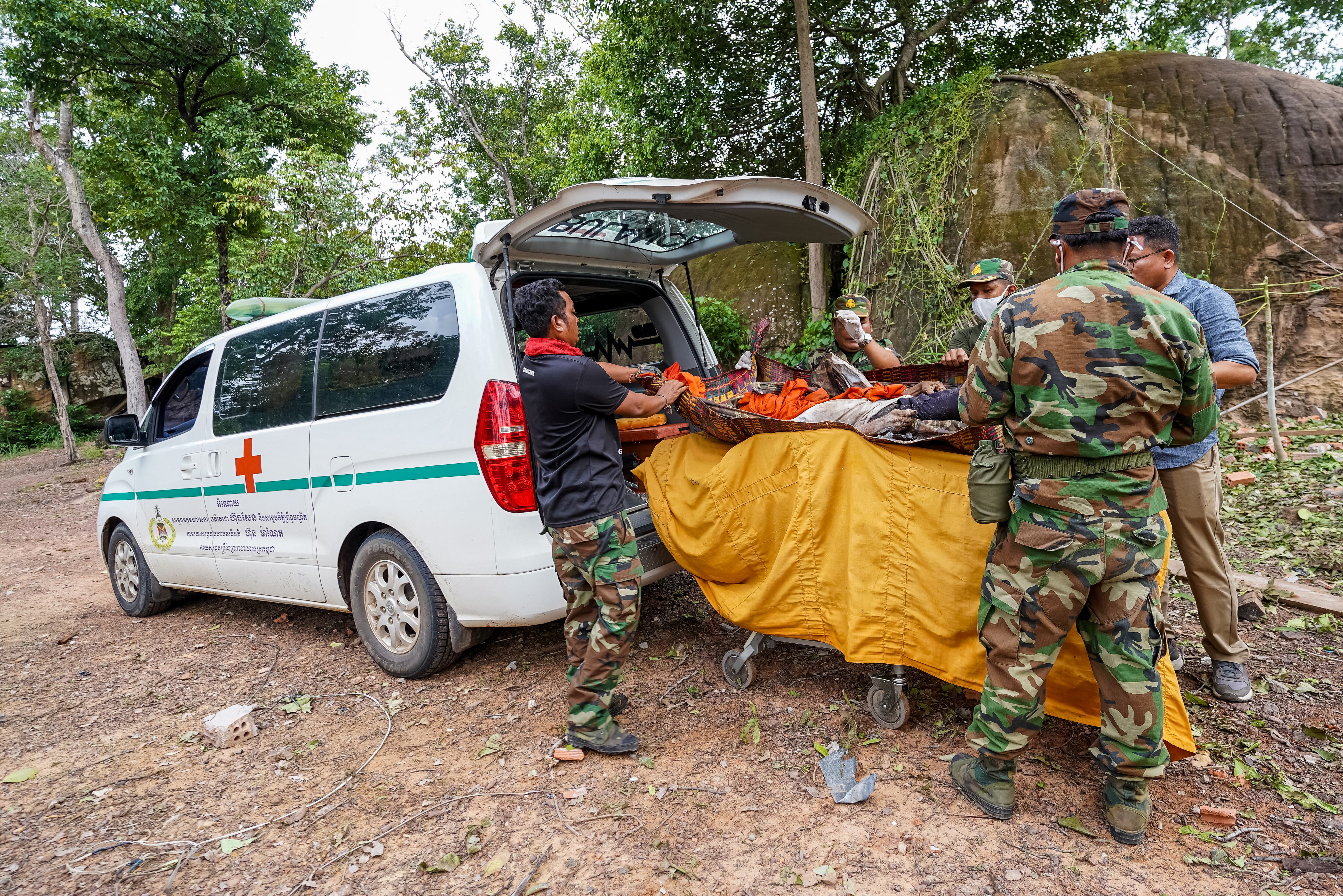 Cambodian soldiers carry a body of a victim from a pagoda damaged by Thai artillery in Oddar Meanchey province on July 25, 2025. Thailand's acting Prime Minister Phumtham Wechayachai warned on July 25 that cross-border clashes with Cambodia that have uprooted more than 130,000 people "could develop into war", as the countries traded deadly strikes for a second day. (Photo by AFP)