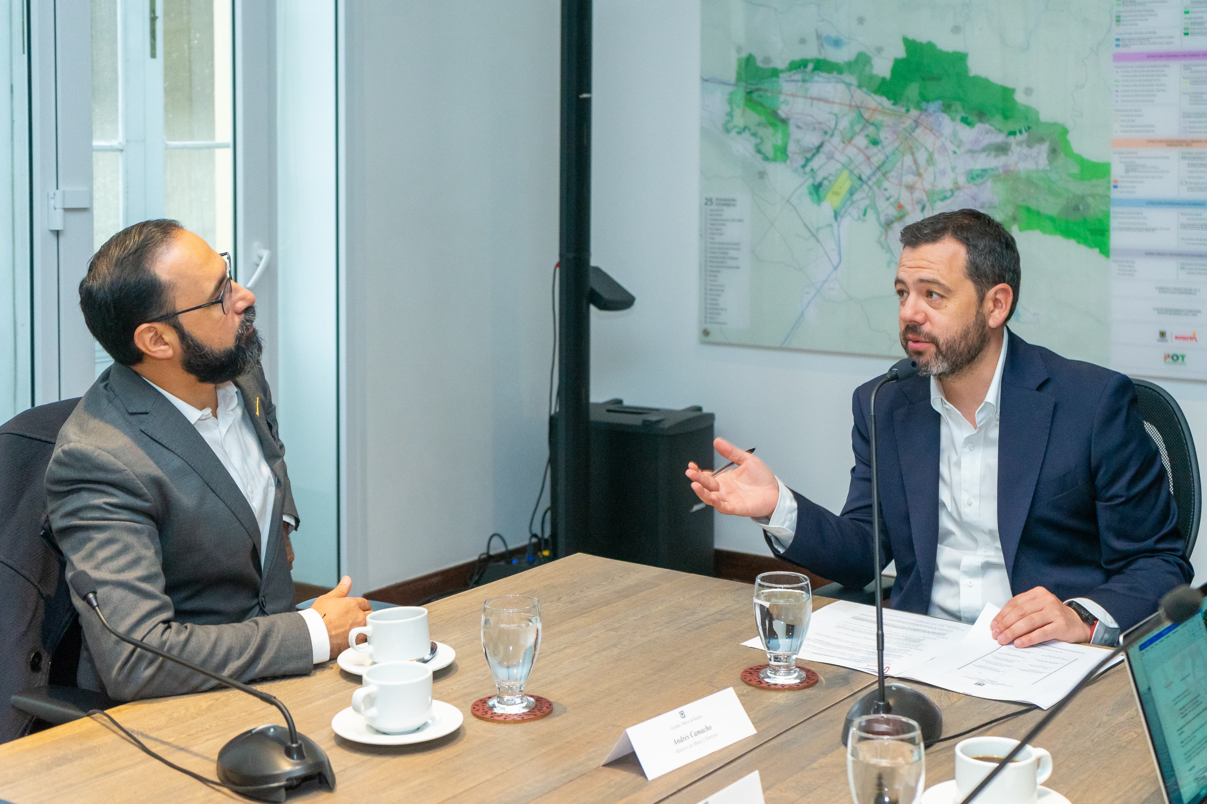 Ministro de Minas y energía, Andrés Camacho y Carlos Galán, alcalde de Bogotá.